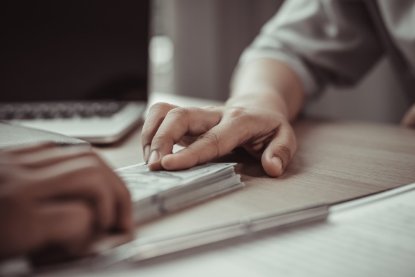 Asesoría financiera para latinos sobre préstamos sin trámites