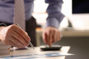 Instituciones financieras seguras para inmigrantes latinos en EE. UU.