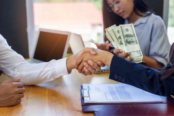 Tarifas ocultas en préstamos rápidos: cuidado para los latinos en EE.UU