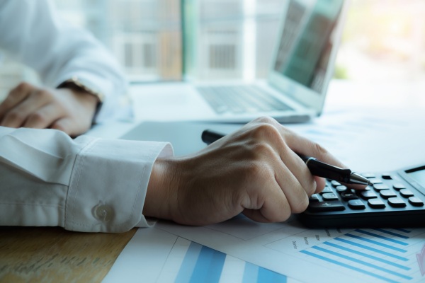 Ayuda financiera para latinos en Illinois: conoce tus opciones