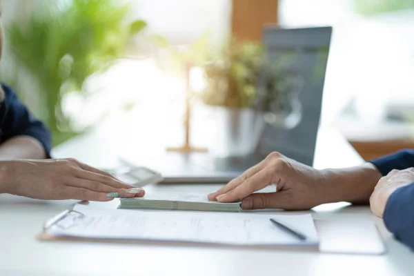 ¿Cuánto dinero puedo obtener en préstamos sin complicaciones siendo latino?