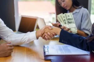 Tarifas ocultas en préstamos rápidos: cuidado para los latinos en EE.UU